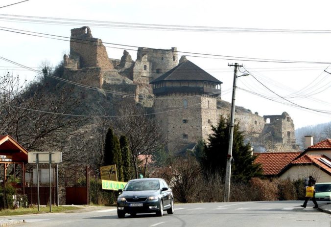 Fiľakovský hrad má sprístupnenú novú repliku, návštevníci v areáli uvidia pravekú pec