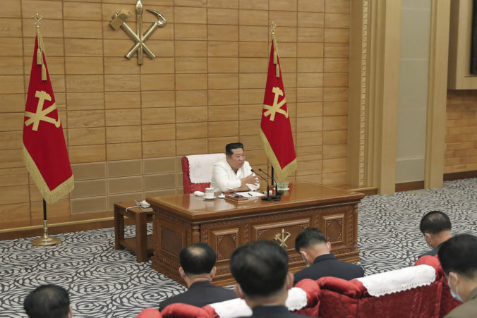 KĽDR uvažuje o zmene protipandemických opatrení, podľa Kim Čong-una sa situácia už zlepšuje