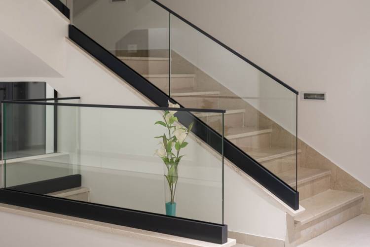 Aké materiály sú vhodné pre moderné schodištia?