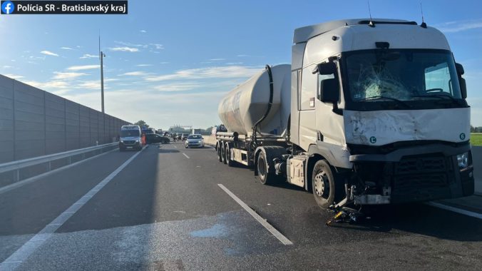 Na diaľnici v smere do Bratislavy sa stala tragická nehoda, kamión narazil do dvoch áut (foto)