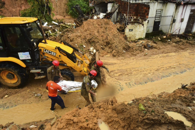 Počet obetí záplav v Brazílii stúpol na 91, záchranári stále pátrajú po nezvestných ľuďoch