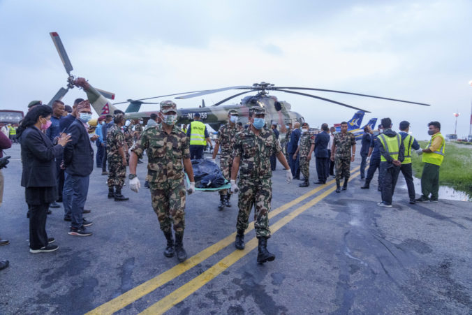Takmer všetky telá obetí z havarovaného lietadla v Nepále sa podarilo nájsť, poslednú osobu ešte hľadajú