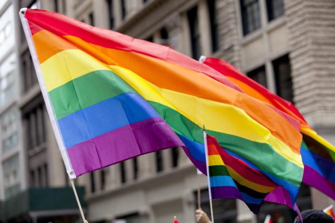 Homofóbia či presadzovanie konzervatívnych hodnôt? Sme rodina zvažuje podporiť zákaz dúhových vlajok na budovách