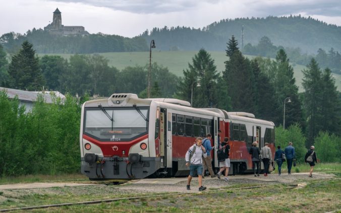 Cestujte vlakom za krásami Slovenska s výhodnou ponukou cestovných lístkov Slovak