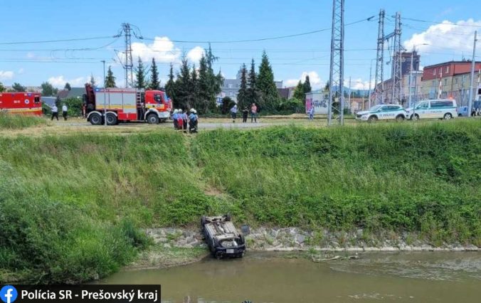 Senior s vnukom skončili s autom v rieke Torysa, počas nehody sa auto prevrátilo na strechu