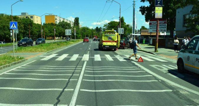 V Bratislave zrazilo auto dieťa na prechode pre chodcov, polícia okolnosti vyšetruje