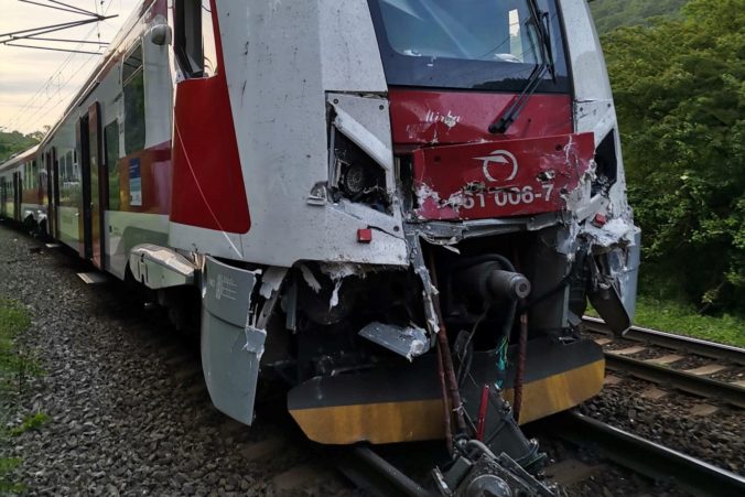 Na železničnej trati medzi Varínom a Vrútkami došlo k vážnej nehode, rušeň narazil do osobného vlaku