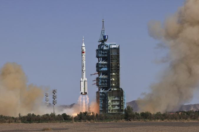 Čína vyslala na vesmírnu stanicu Tchien-kung kozmonautov, strávia tam niekoľko mesiacov