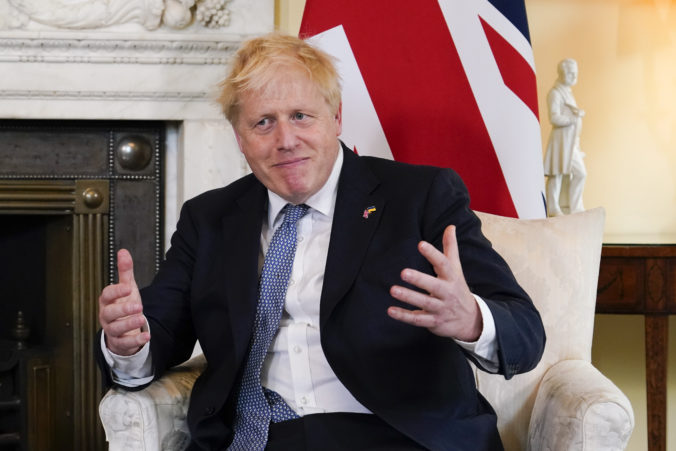 Britský premiér Boris Johnson ustál hlasovanie Konzervatívnej strany o dôvere a zostáva vo svojom úrade