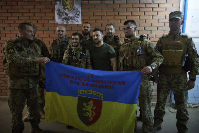 Prezident Zelenskyj navštívil vojakov na frontovej línii, bol aj v meste Zaporižžia (video)