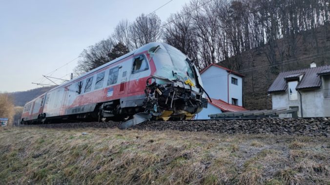 Na železničnom priecestí sa zrazil vlak s nákladným autom, hlásia mŕtvych aj zranených