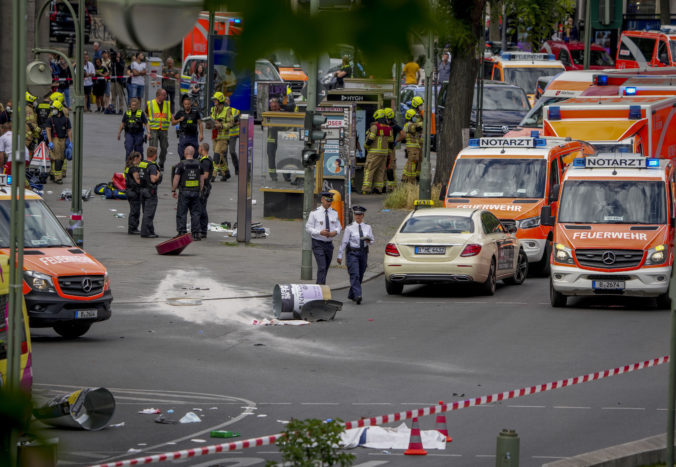 Vodič vrazil do chodcov v Berlíne, najmenej jeden človek zahynul a hlásia aj zranených (foto+video)