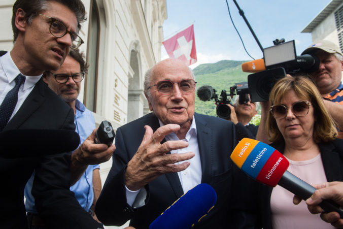 Exprezident FIFA Blatter nedokázal vypovedať na švajčiarskom federálnom súde, zhoršil sa mu zdravotný stav