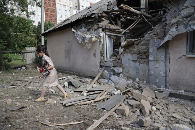 Zo zničených budov v Mariupole vyťahujú stovky tiel, podľa starostu je to nekonečná karavána smrti