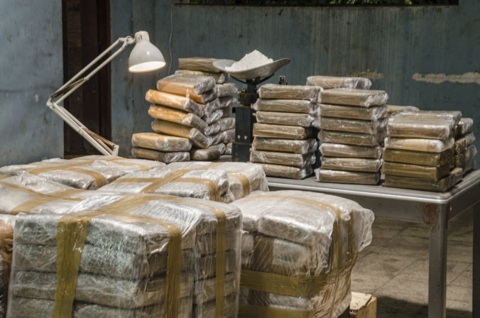 Grécka polícia zhabala veľkú zasielku kokaínu, za pašovanie drog skončili v putách štyria Briti