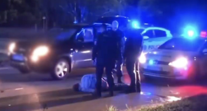 Policajná naháňačka v Nitre, vodiča zastavili až dva výstreli na zadné kolesá (video)