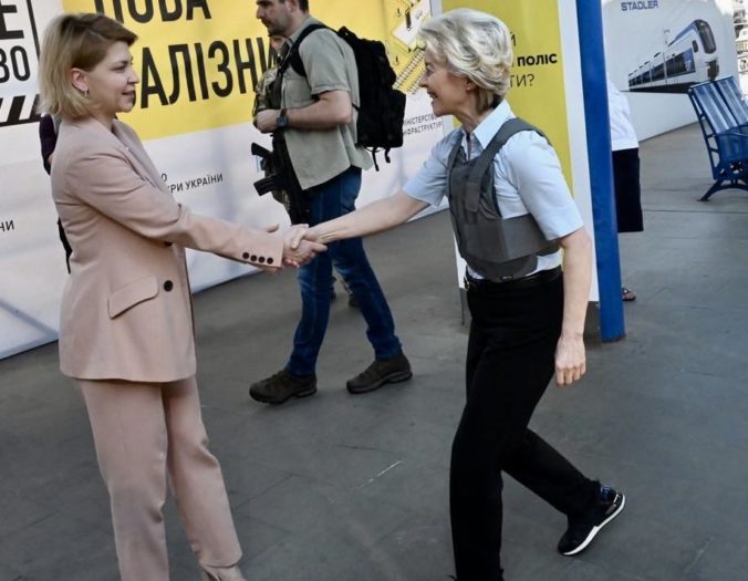 Von der Leyenová dorazila do Kyjeva, horúcou témou rozhovorov bude pokrok Ukrajiny na jej ceste stať sa členom EÚ