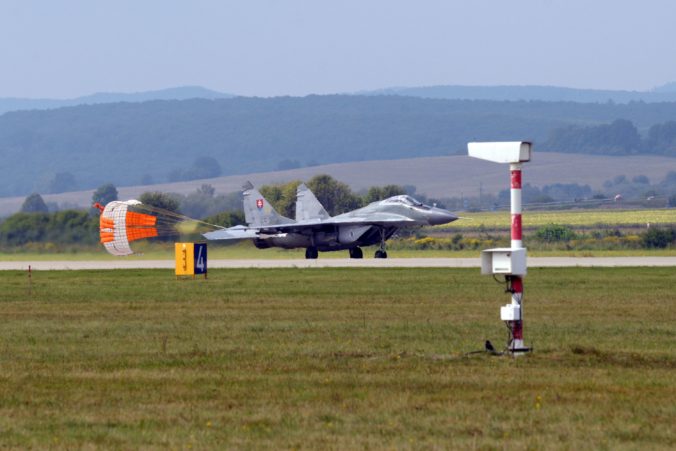 Vzdušné sily posilnia štyria noví piloti, ktorí spromovali na Leteckej fakulte Technickej univerzity v Košiciach