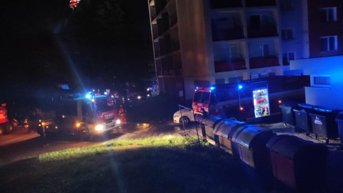 Nočný požiar v jednom z handlovských bytových domov má štyri obete (foto)