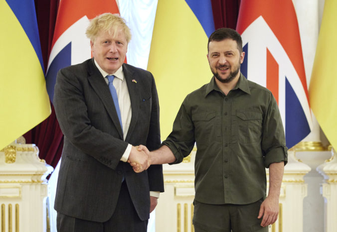 Boris Johnson po druhýkrát od začiatku vojny na Ukrajine navštívil Kyjev, ponúkol výcvik vojakov
