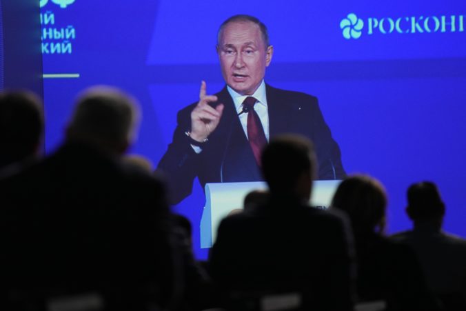 Rusko prekoná „šialené“ sankcie, tvrdí Putin, Ukrajina by podľa neho peniazmi z exportu potravín platila za zbrane