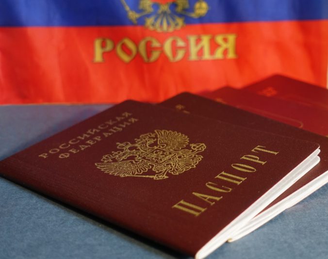 Ukrajinci zavádzajú prísnejšie podmienky pre Rusov, zrušili bezvízový styk s krajinou