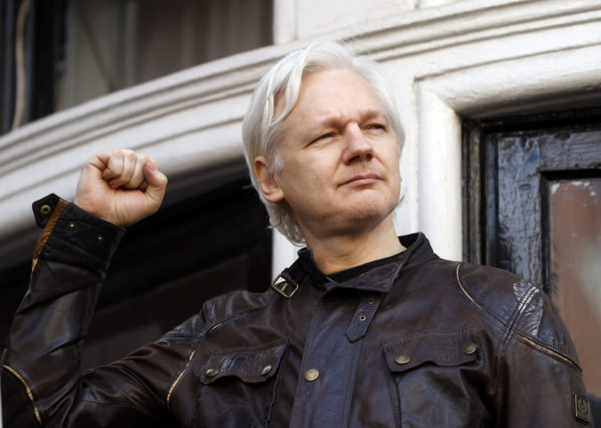 Zakladateľ WikiLeaks Julian Assange bude vydaný do USA, tam mu za špionáž hrozí niekoľko doživotných trestov