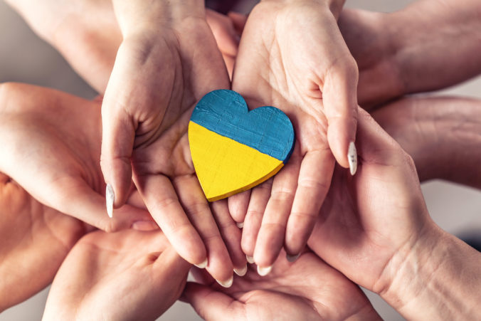 Deväť z 10 Európanov schvaľuje humanitárnu pomoc Ukrajine, vysoká podpora je aj u Slovákov