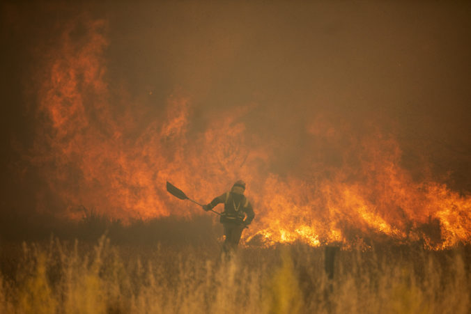 Vlna horúčav v Španielsku spôsobila rozsiahle lesné požiare, evakuovať museli niekoľko dedín (video)