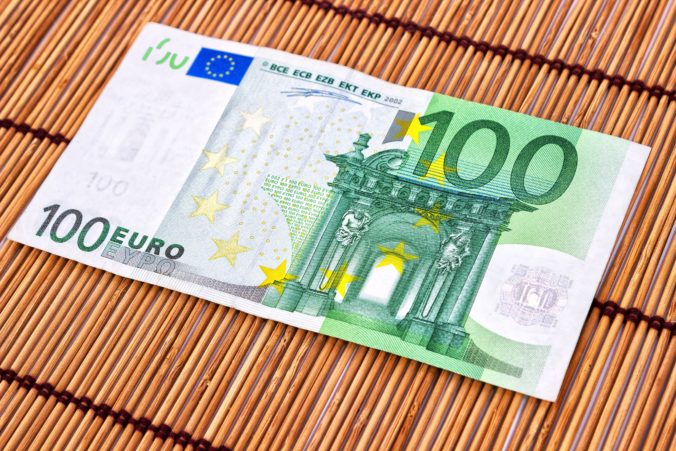 Štát vypláca 100 eur. Máte aj vy nárok na jednorazový príspevok?