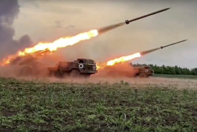 Rusko chce podľa ukrajinskej rozviedky vtiahnuť Bielorusko do vojny, na mesto Mozyr majú dopadnúť rakety