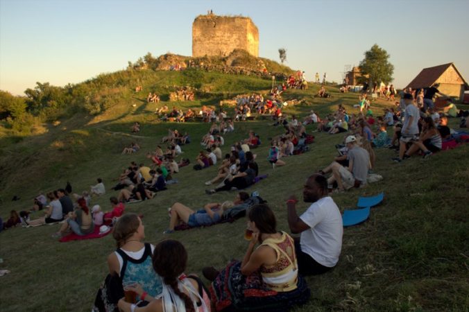 Na Šarišský hrad sa vracia multižánrový festival Filmová noc na hrade
