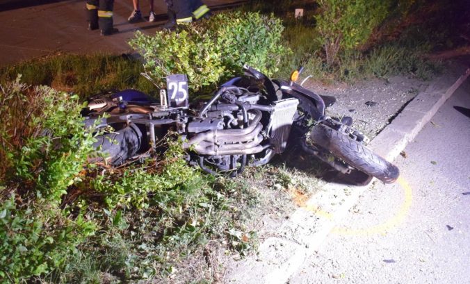 Mladý motocyklista prišiel v Košiciach o život, zišiel z cesty a narazil do stĺpu verejného osvetlenia (foto)