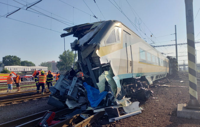 V Bohumíne sa rýchlovlak Pendolino zrazil s lokomotívou, zomrel strojvedúci a ďalšie osoby sú zranené (foto)