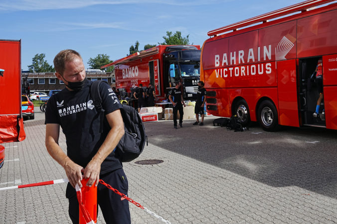 Dánski policajti vykonali raziu v tíme Bahrain Victorious pred Tour de France, prehľadali hotelové izby aj autá