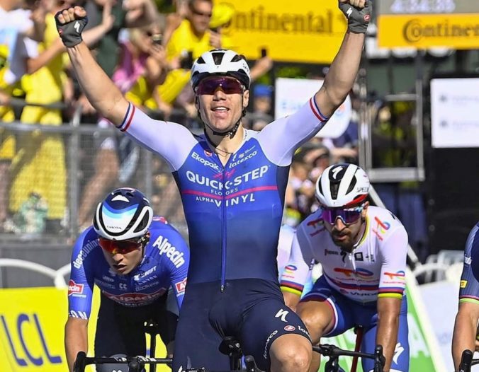 Tour de France: Peter Sagan v druhej etape útočil na pódiové umiestnenie, Jakobsen ho však v závere vyblokoval a takmer spadli (video)