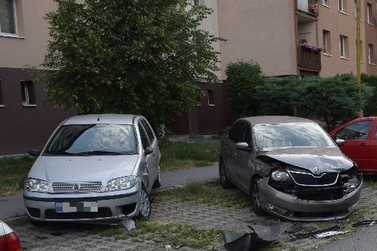 Mladík bez vodičského preukazu narazil v Sabinove do zaparkovaných áut, za volant si navyše sadol podnapitý