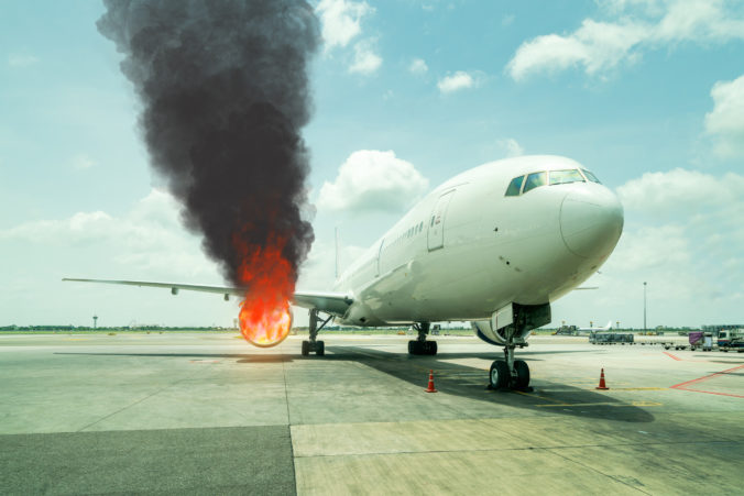 Na letisku v Dánsku začalo horieť lietadlo, hasičom sa podarilo dostať do bezpečia všetkých pasažierov