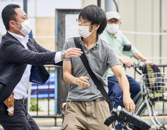 Atentátnik na japonského expremiéra Abeho sa na polícii priznal, v jeho byte našli množstvo zbraní a výbušnin