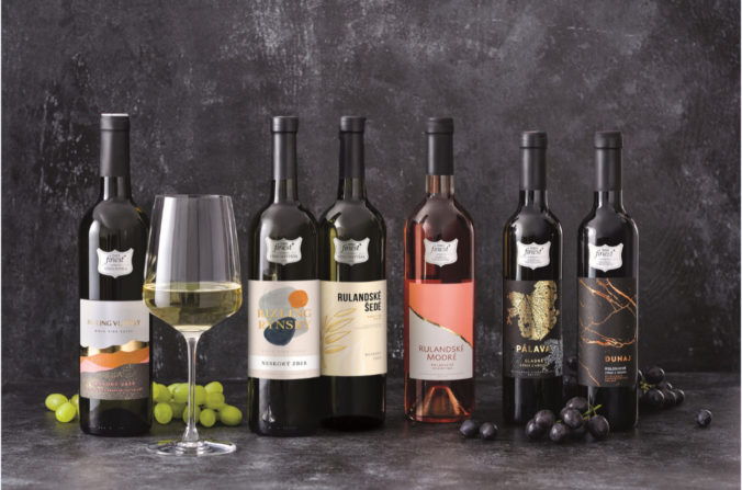 Tesco rozširuje ponuku kvalitných vín od slovenských vinárov. V lete sú hitom najmä bublinky