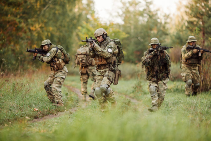 Lotyšsko zavádza brannú povinnosť, na výber budú štyri typy vojenskej služby