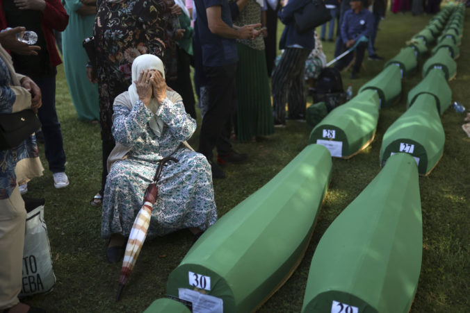 Ubehlo 27 rokov od masakru v Srebrenici, ľudia si uctili obete genocídy a pochovali ďalšie pozostatky z masových hrobov