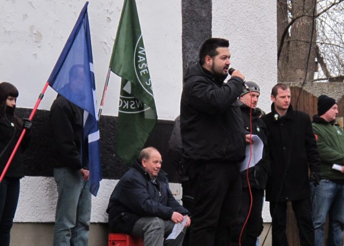 Obvinený šéf Slovenskej pospolitosti Škrabák sa postavil pred súd, za šírenie extrémizmu mu hrozí osem rokov za mrežami