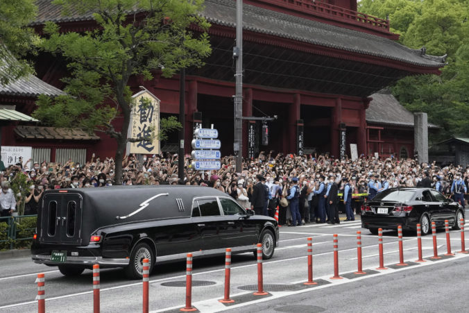 V Tokiu sa poslednýkrát rozlúčili so Šinzo Abem, úctu mu prišlo vzdať aj množstvo ľudí (video)