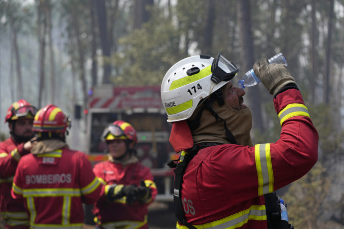 Portugalsko trápia masívne lesné požiare, v akcii je viac ako 3-tisíc hasičov (foto+video)