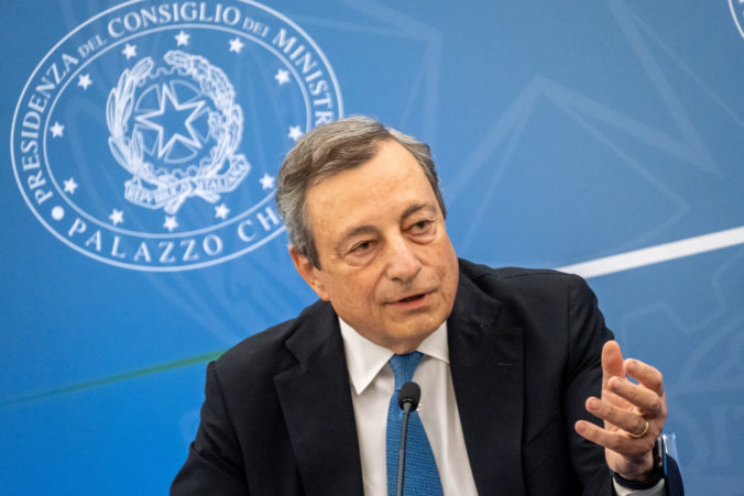 Taliansky premiér Mario Draghi navrhol svoju rezignáciu, prezident Mattarella ju však odmietol prijať