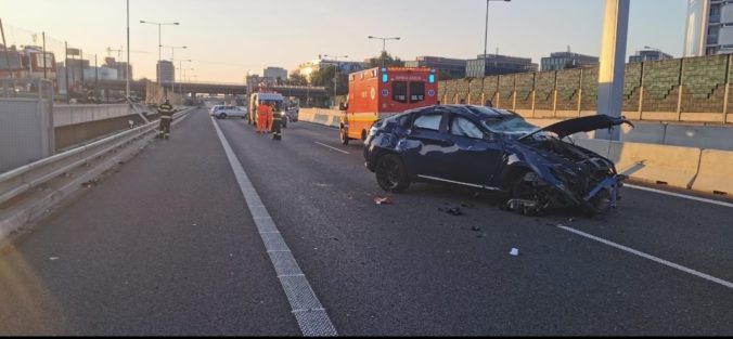 Vodič BMW pri zjazde z bratislavského mosta prerazil bariéru a ostal s autom stáť na diaľnici (foto)