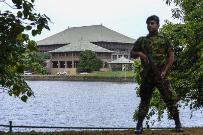 Na Srí Lanke silnejú protesty, úradujúci prezident musel vyhlásiť núdzový stav