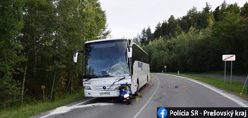 Polícia pátra po svedkoch nehody v Tatranskej Lomnici, na ceste vyhasol život motorkára