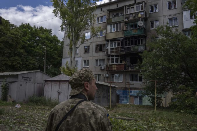 Rusi sa snažia obnoviť postup ku kľúčovým mestám, bombardovanie zničilo aj dve školy